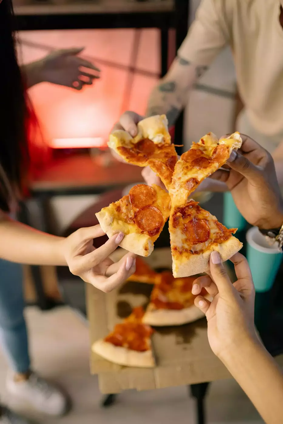 Pizza con il salame tagliata a fette per condividere